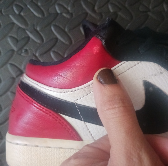 Men Nike Air Jordan 1 low black toe sneakers - Picture 13 of 16